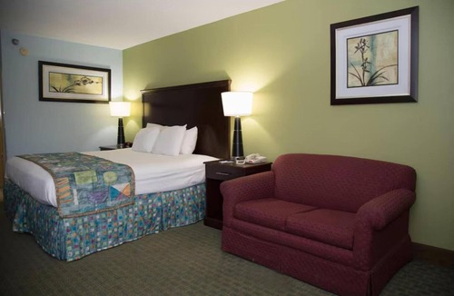 Mary Esther Hotel | Affordable Room | Near Oak Tree Nature Preserve | Free On-Site Parking!
