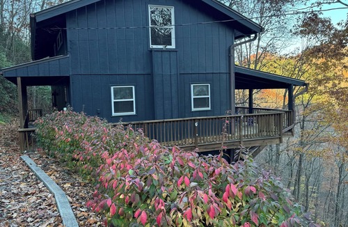 Sylva House | Airy mountain top retreat with world class views.