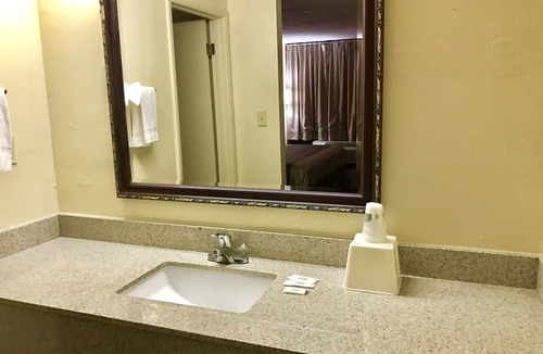 Saks Hotel | American Inn