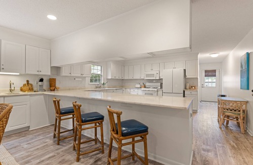 East Beach House | AmoroSEA, in the heart of East Beach with Pool, sleeps 13