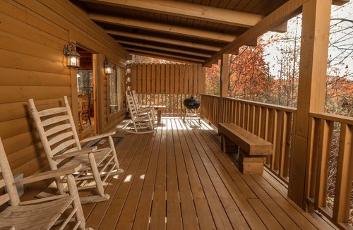 Sevierville Cabin | Arcade Games, Pool Table, FREE access to Pool and Putt Putt, 5 miles to town