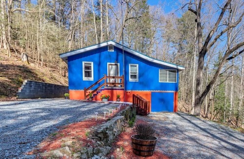 Raccoon Ridge Cabin | Aska Cozy River Blue House