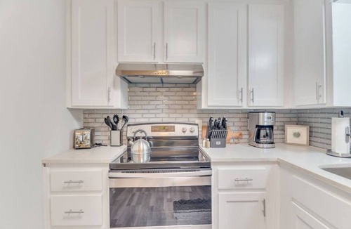 Acworth House | ATH - Cherokee County Privacy - 1+ acre and pet friendly
