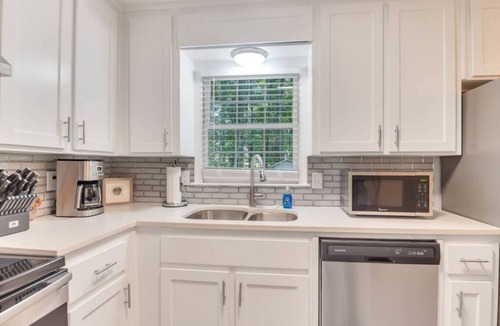 Acworth House | ATH - Cherokee County Privacy - 1+ acre and pet friendly