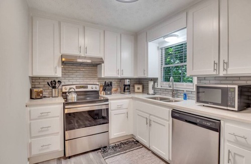 Acworth House | ATH - Cherokee County Privacy - 1+ acre and pet friendly