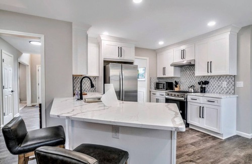 Riverdale House | ATH-SupCLN-4BR, MBR w/Sitting Area, Fenced (CLV)