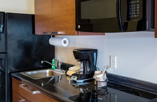 Lithia Springs Hotel | Atlanta Stay: 4 Rooms Near Georgia Dome – Kitchen + Pet-Friendly