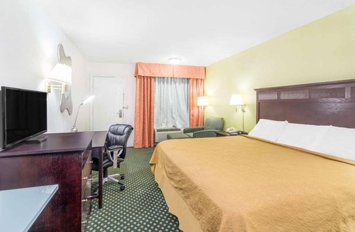 Lookout Valley Neighborhood Association Hotel | Attractions Nearby! Free Use of Seasonal Pool, Free WiFi, Parking, Pets Allowed