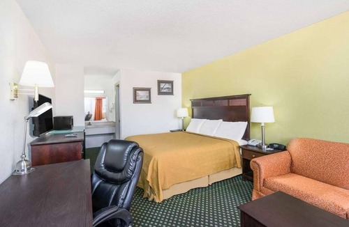 Lookout Valley Neighborhood Association Hotel | Attractions Nearby! Free Use of Seasonal Pool, Free WiFi, Parking, Pets Allowed