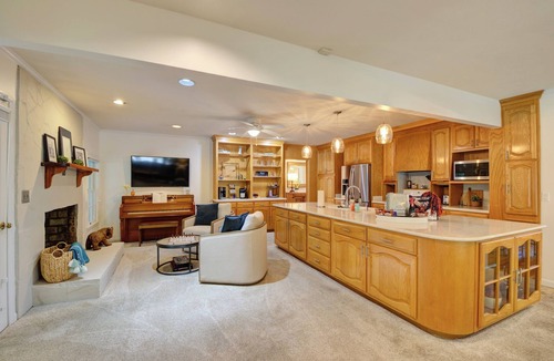 Grove Hill House | AUBURN CAMELLIA HOUSE! Game Day - w/rsvd downtown football parking, Graduations!