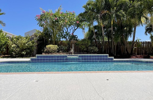 Lake Worth House | AURA PALMS - ELEGANT 5BR RETREAT WITH POOL & HOT TUB