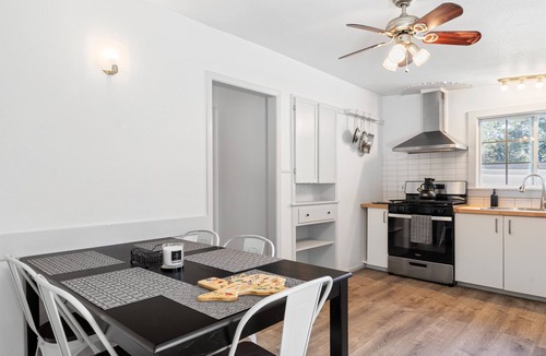 South Manchaca Villa | Austin Villa | 3BR Stay | Sleeps 6 | Pet-Friendly