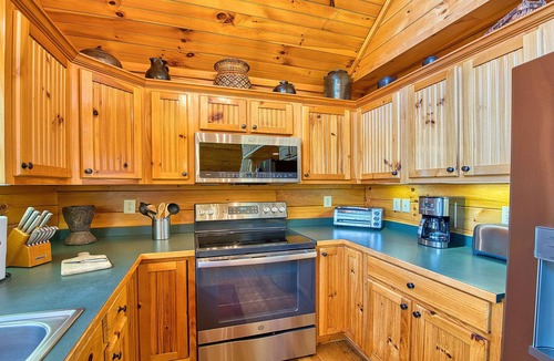 Maggie Valley Cabin | 🏔 Awesome View Cabin – Stunning Views - Hot Tub - Pet Friendly - Game Loft.