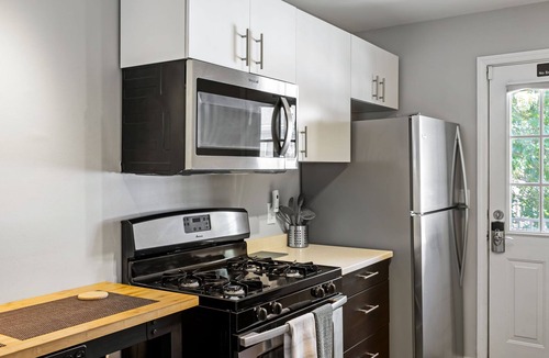 Brookwood Apartment | (B2bL) Cute Condo, Walkable to Midtown, 1 Block from MARTA
