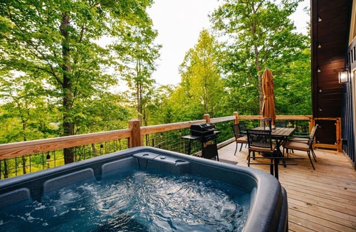 Saint Helens House | Back Yard Cliff View | Elevated Cabin | Hot Tub | Fire pit