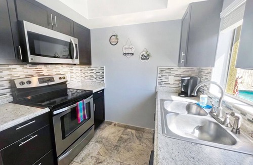 Pinellas Park House | Backyard Paradise - POOL, MINI GOLF & BAR