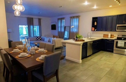 Dania Beach House | BaeCation Dania! Near Fort Lauderdale Airport, beach & casino! pool & jacuzzi!
