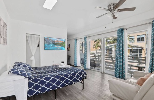 South Beach Condo | Balcony Chic Apt, w/2 Queenbeds, on Ocean Dr Beach