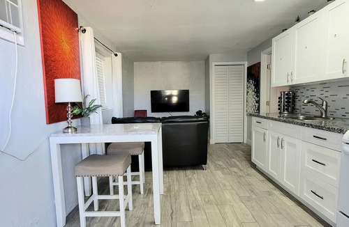 East Ocean Ave Hotel | Barefoot Mailman Inn & Suites