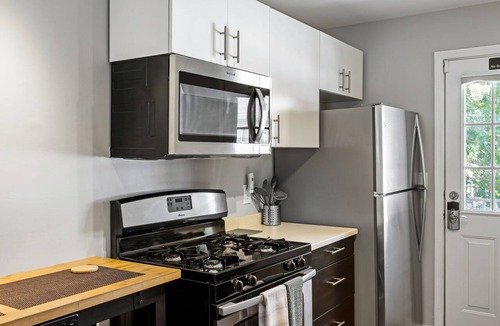 Brookwood Apartment | (BC1bL) Cute Condo, Walkable to Midtown, 1 Block from MARTA