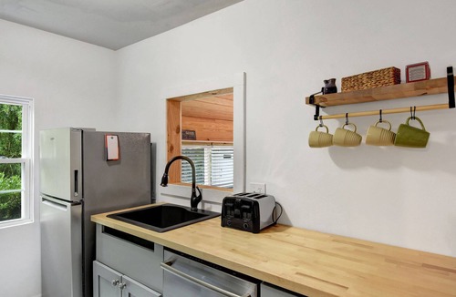 Saint Simons Heights Cottage | Beach Cottage! walk to restaurants. Minutes from Beach