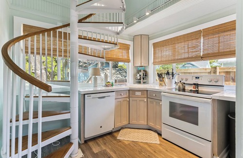 Saint Simons Island Condo | Beach Getaway - Less than two blocks to the beach