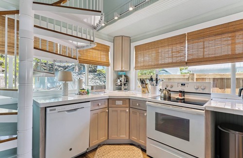 Saint Simons Island Condo | Beach Getaway - Less than two blocks to the beach