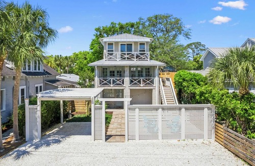Saint Simons Island Condo | Beach Getaway - Less than two blocks to the beach