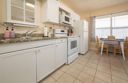 Laguna Beach Cottage | Beach getaway just 100 yards from the beach.