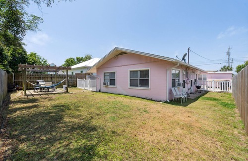 Laguna Beach Cottage | Beach getaway just 100 yards from the beach.