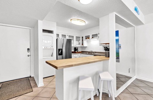 Destin Condo | Beach Service Included! Pet Friendly! CLM 7B!