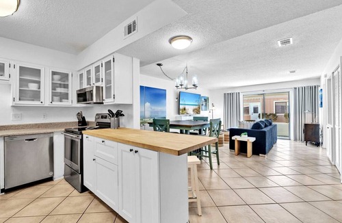 Destin Condo | Beach Service Included! Pet Friendly! CLM 7B!