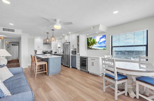 North Redington Beach Condo | 🌞Beachfront Condo🐬Amazing Gulf and Beach Views🌴Emerald Isle 501