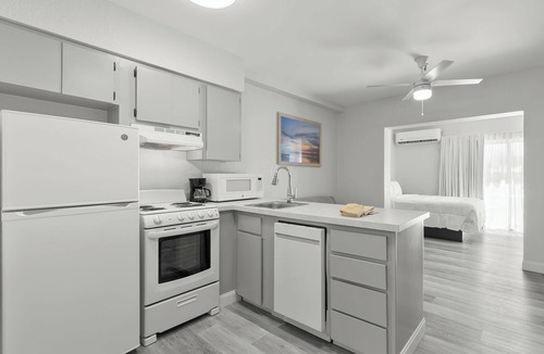 North Redington Beach Condo | Beachfront 1 Bedroom Condo with Balcony
