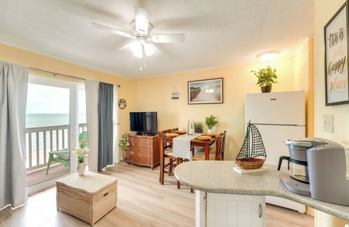 North Beach Apartment | Beachfront Corpus Christi Condo w/Pool Access!