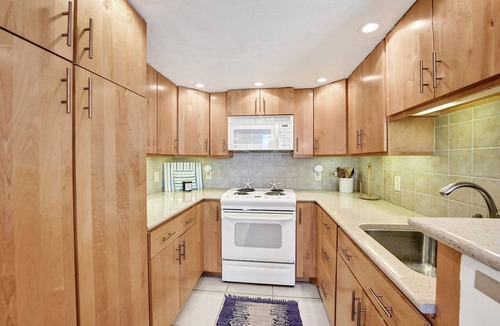 Palm Beach Shores Condo | Beachfront Pool Condo: Coral Blue
