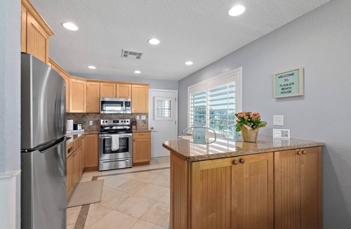 Painters Hill House | Beachfront Top Floor | King Bed | Direct Access