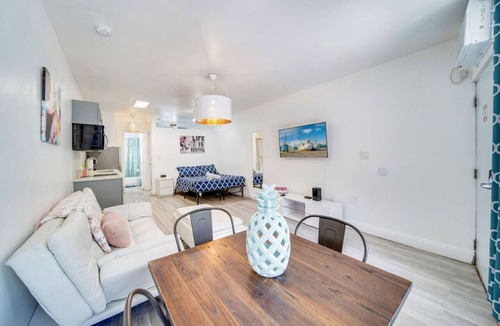 South Beach Condo | Beachside 1 b/r, w/2 Queen Beds, Ocean Drive SOBE
