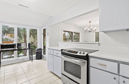 Oceanside House | Beachwalk Cottage – Steps to Beach, Free Seasonal Pool Heat, Sleeps 10, 4 King Suites