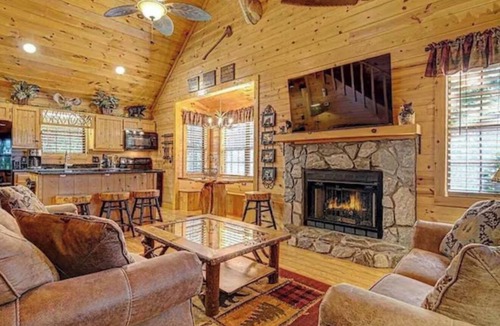 Young Harris Cabin | Bear Bottoms Cabin -Cozy Mountain Escape in Young Harris - Blue Ridge Mountains