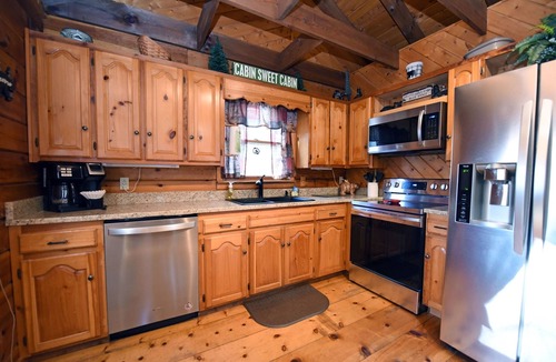 Raccoon Ridge Cabin | Bear Ridge- Hot Tub-Cozy Blue Ridge Cabin sleeps 6 - Close to Toccoa River