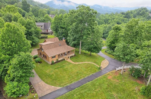 Hayesville Cabin | Bear’s Eye View by Chatuge Home Concierge | Lake & Mountain Views