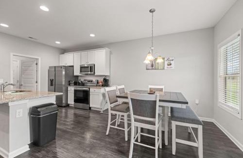 Spring Hill House | Beautiful and SUPER comfy home!