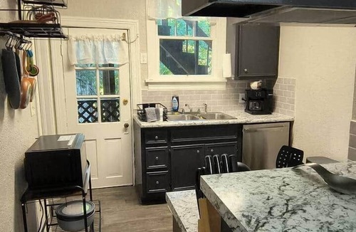 Downtown Jackson Apartment | Beautiful Apt in Belhaven 1 king bed/1BA close to everything