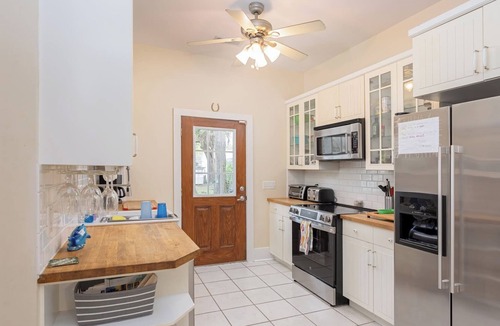 Northwest Quadrant House | Beautiful Bungalow! 10min to Beach. 5 miles-Paris Isl/Walk to Marina/Shop/Dining