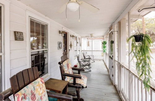 Northwest Quadrant House | Beautiful Bungalow! 10min to Beach. 5 miles-Paris Isl/Walk to Marina/Shop/Dining