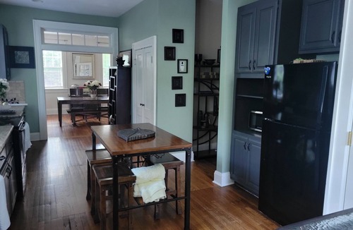 Montgomery Cottage | Beautiful Chic Cottage nestled in Old Cloverdale - Entertainment District.