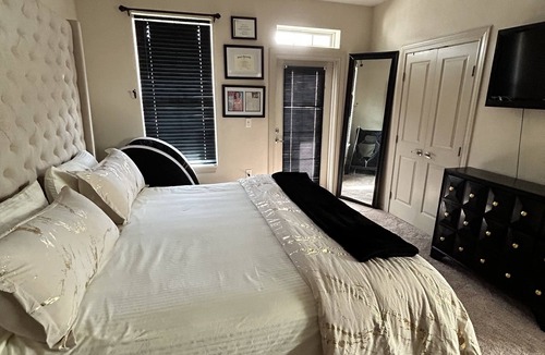 St. Bernard Area House | Beautiful Cozy Townhome 5 mins from Downtown New Orleans!