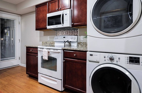 Savannah Victorian District Apartment | Beautiful Downtown Getaway w/Fun Outdoor Space