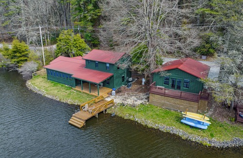 Lake Sequoyah House | Beautiful Highlands Cabin 5 minutes to town!